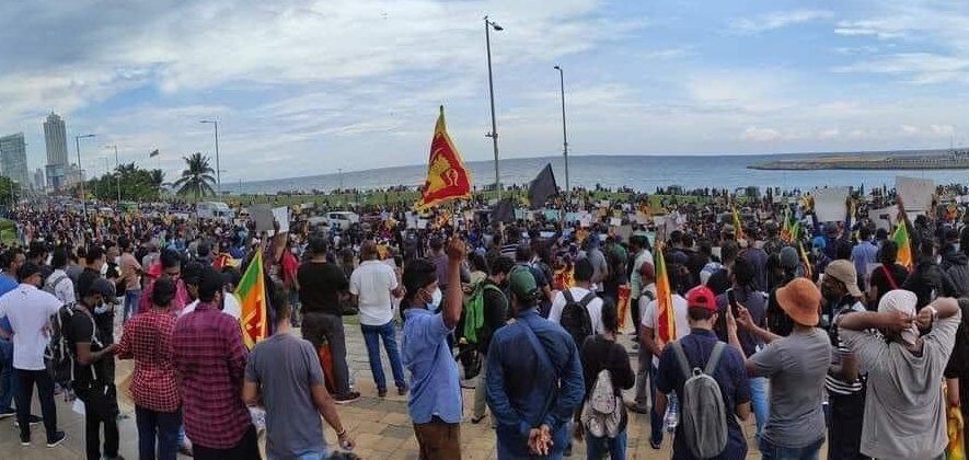 கொட்டும் மழையிலும் இரண்டாவது நாளாக தொடரும் ஆர்ப்பாட்டம்